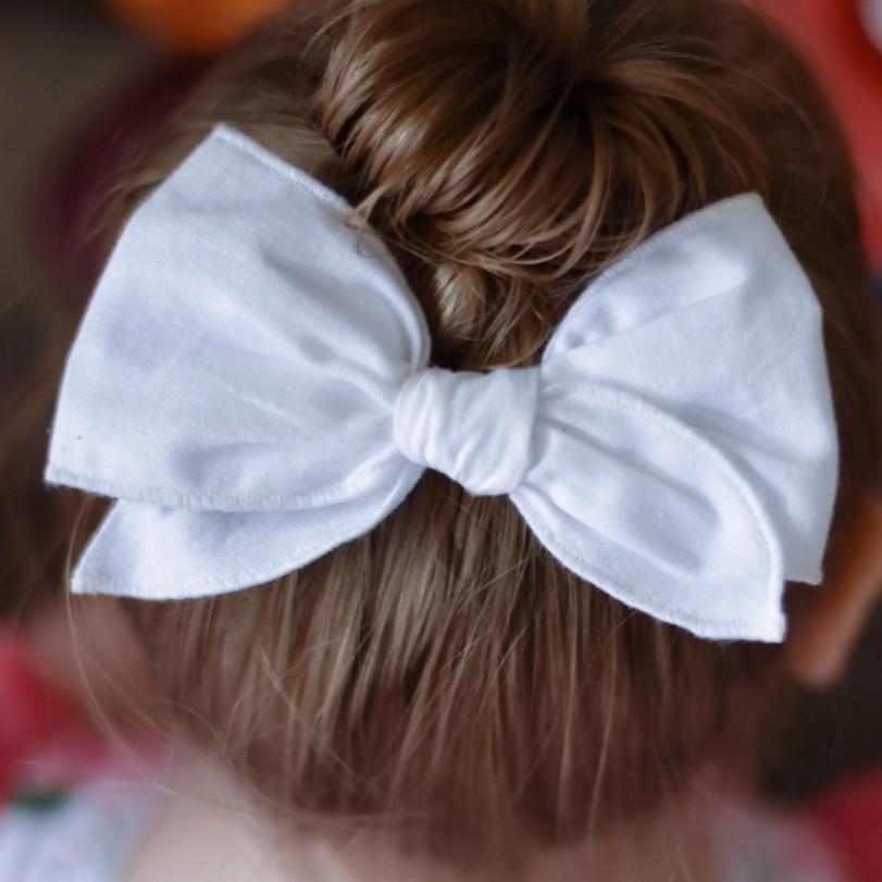 small hemmed-edge hair bow in white
