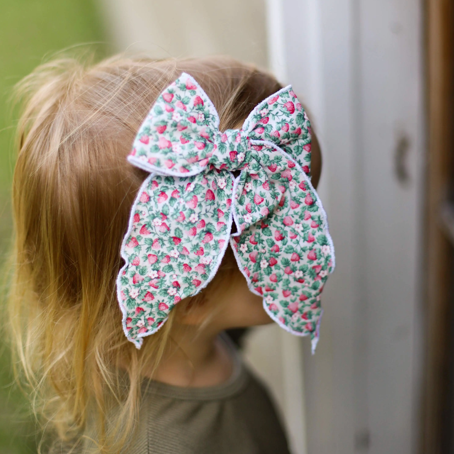 large hemmed-edge hair bow in strawberry