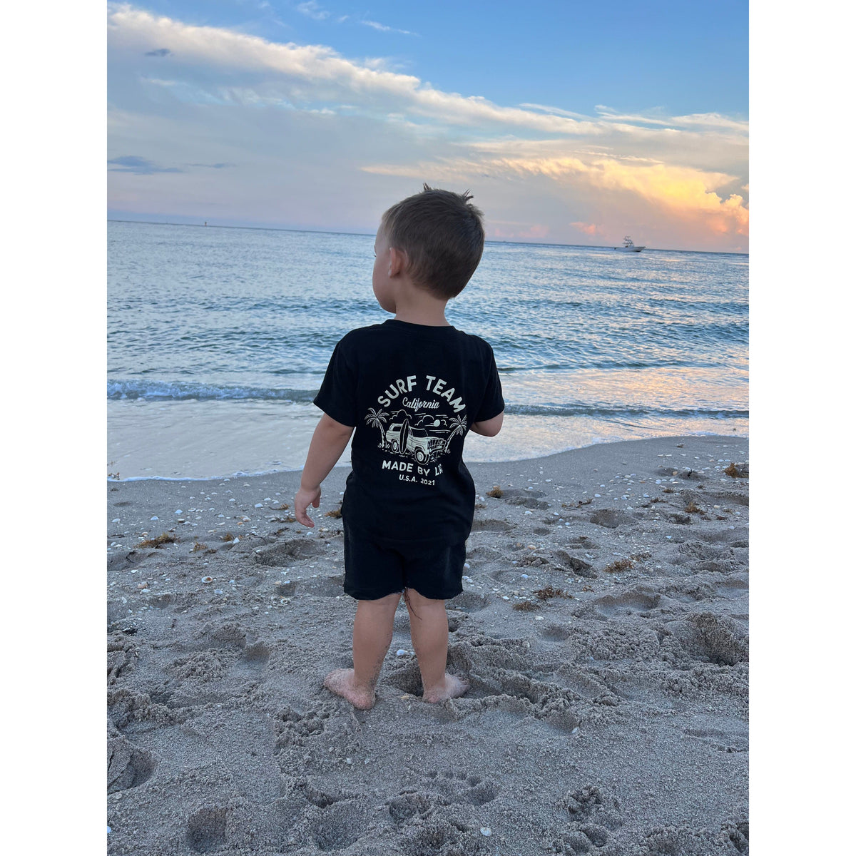 THE SURF TEAM TEE - BLACK