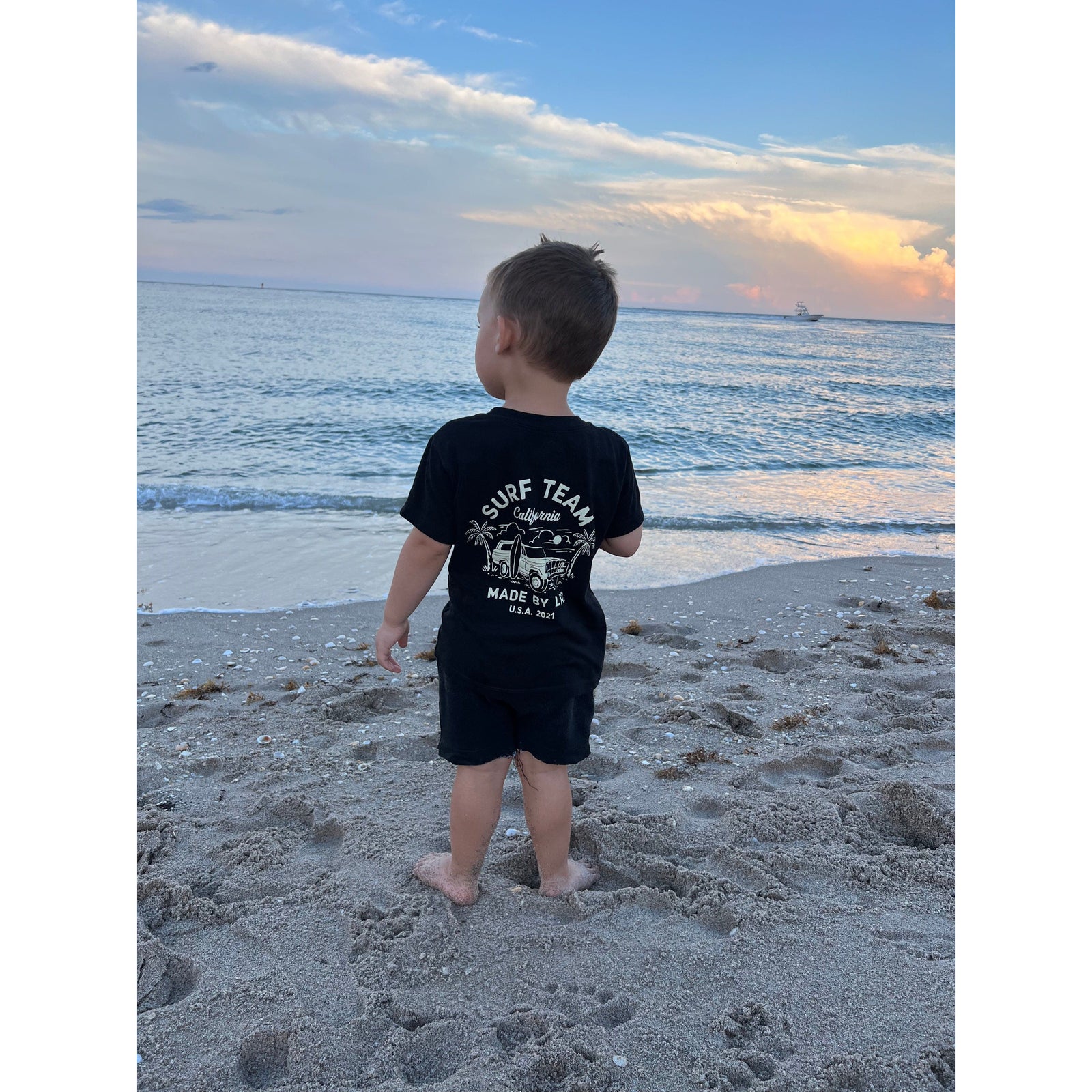 THE SURF TEAM TEE - BLACK