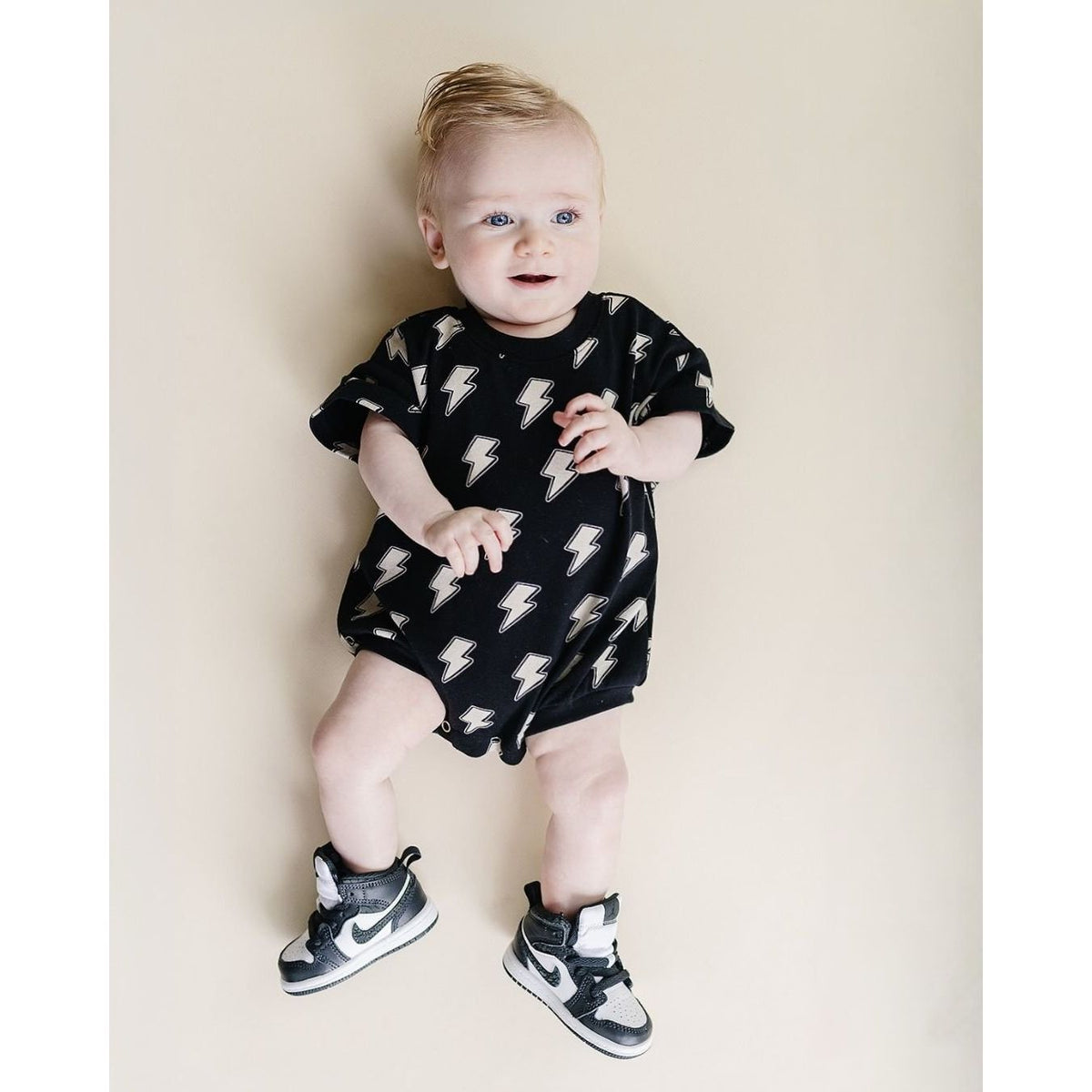 Short Sleeve Bubble Romper | Black Bolts