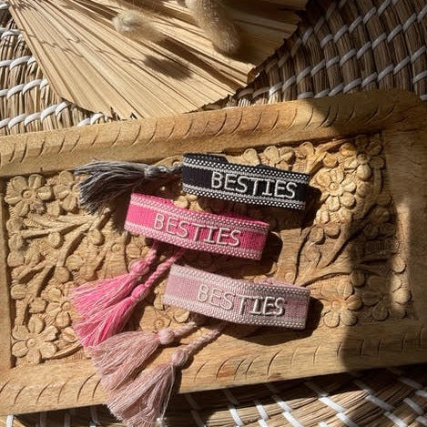 BESTIES embroidered friendship bracelet in mauve