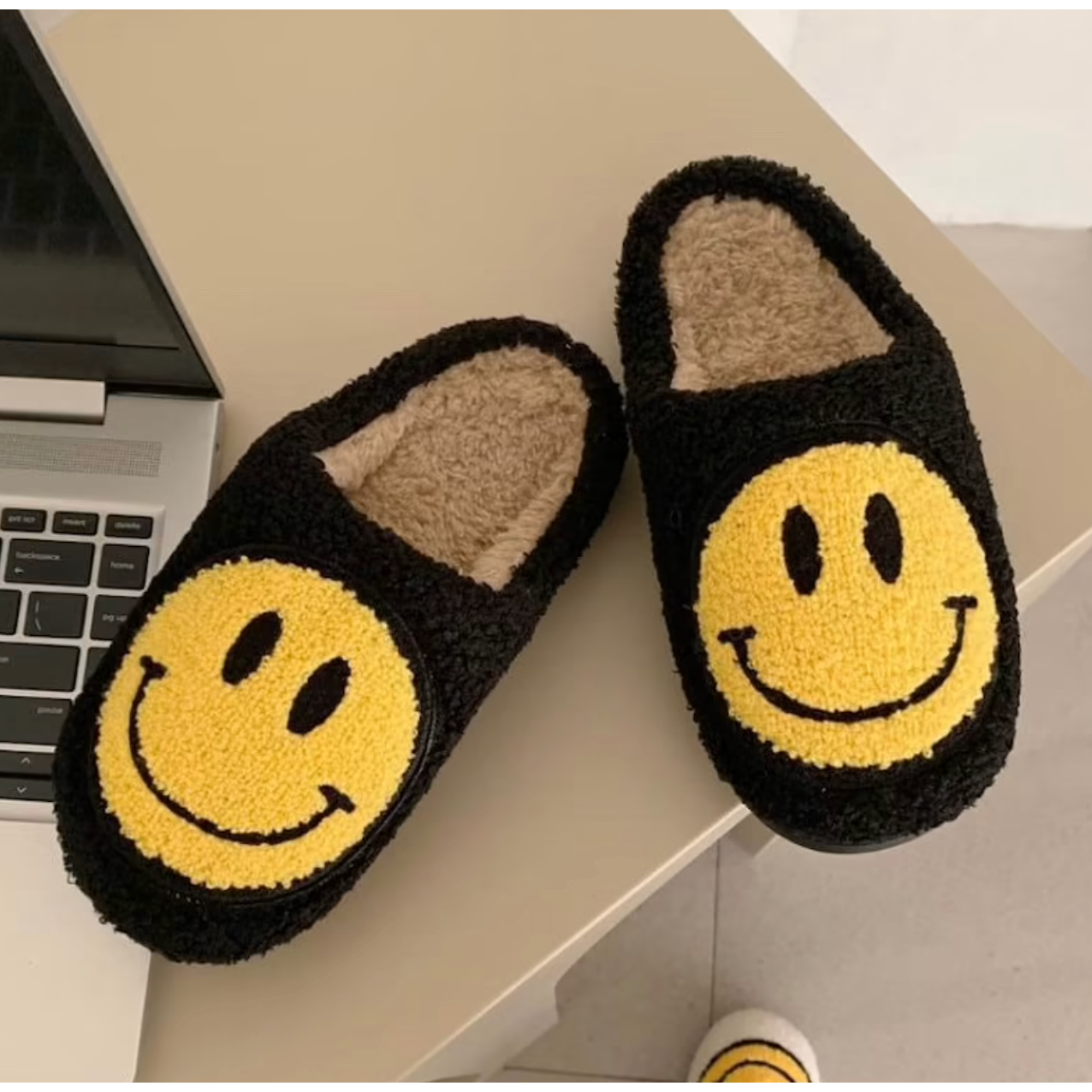 smiley slipper in black