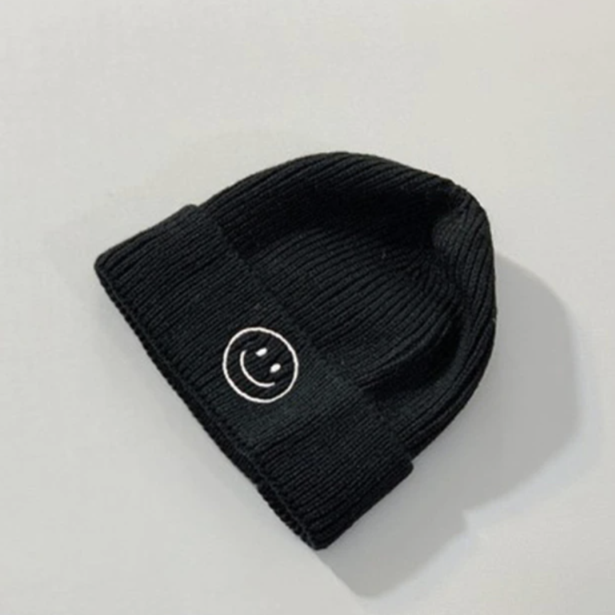 smiley beanie in black