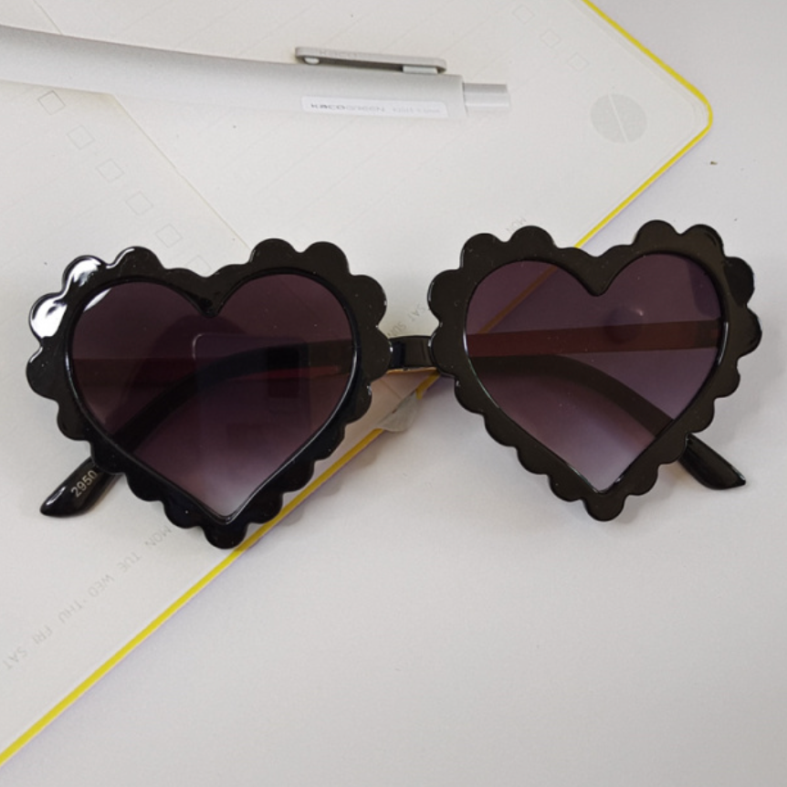 floral heart sunglasses in black