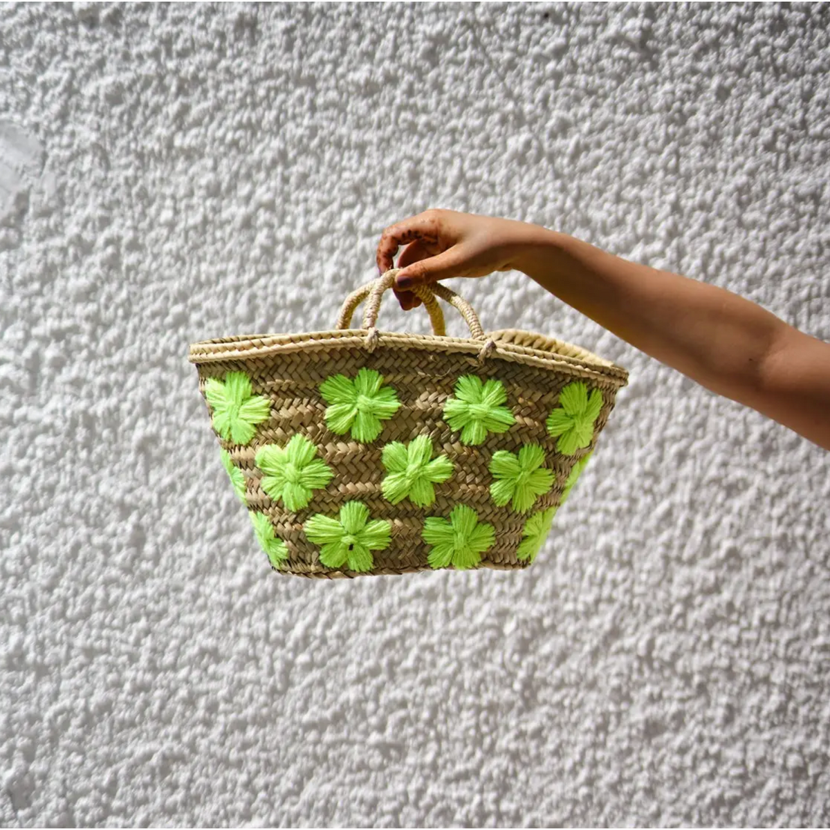 straw bag with daisy flowers