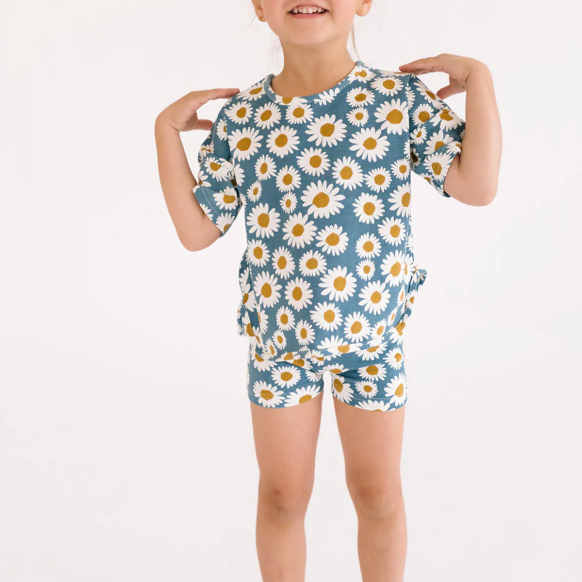 the spring play set in daisies