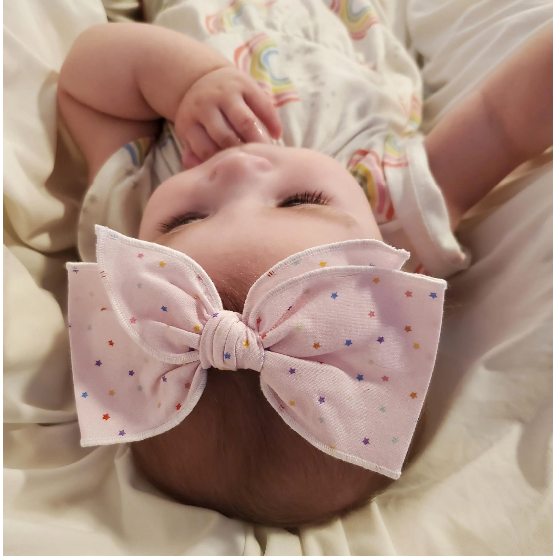 small hemmed-edge hair bow in pink stars