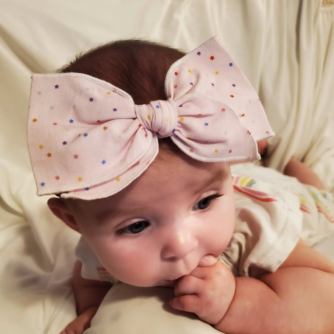 small hemmed-edge hair bow in pink stars