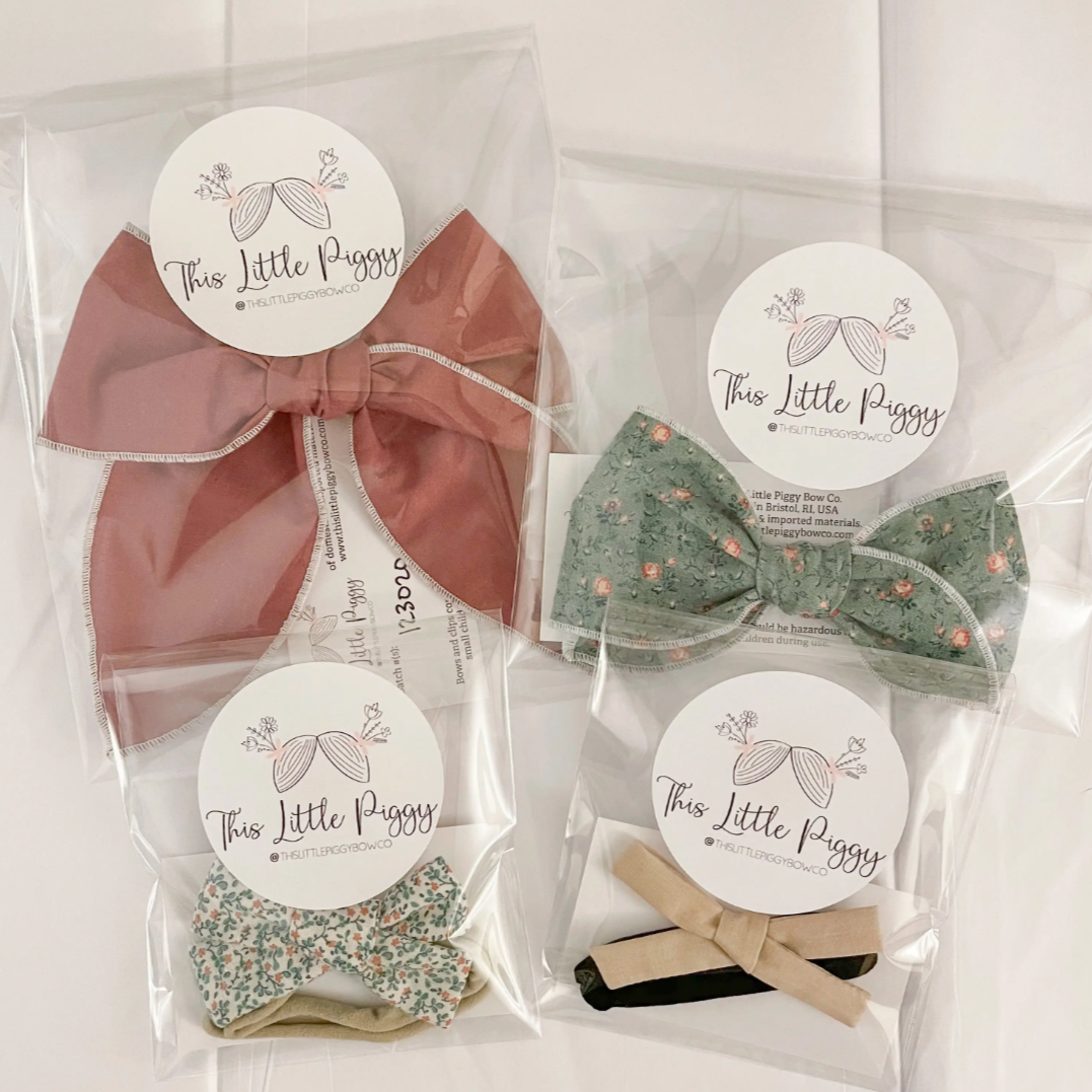small hemmed-edge hair bow in pink stars