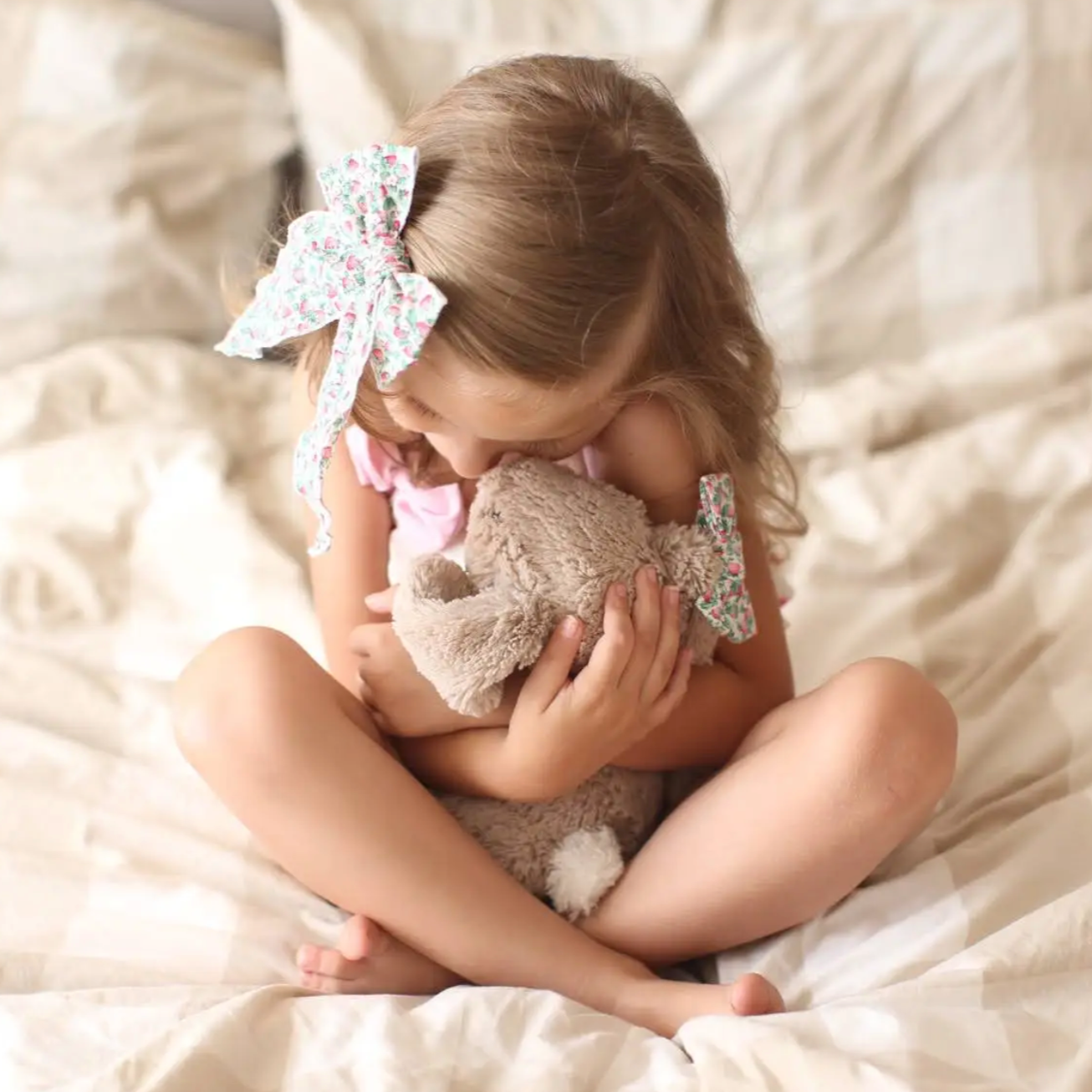 large hemmed-edge hair bow in strawberry