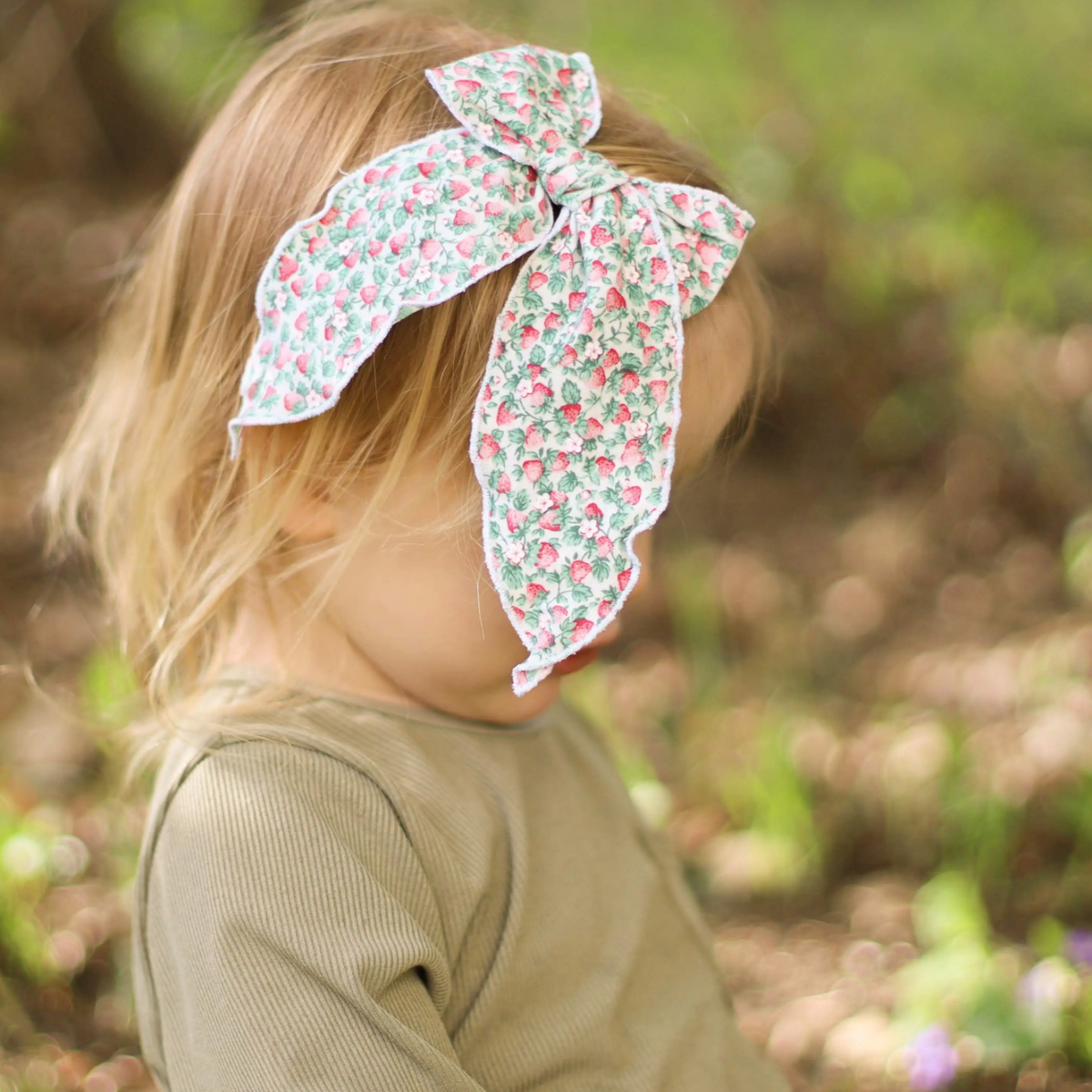 large hemmed-edge hair bow in strawberry