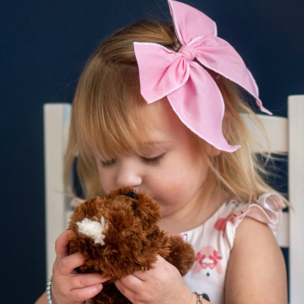 large hemmed-edge hair bow in pink