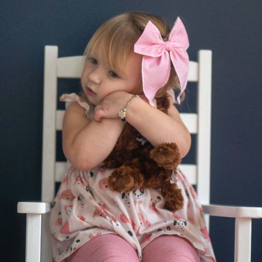 large hemmed-edge hair bow in pink