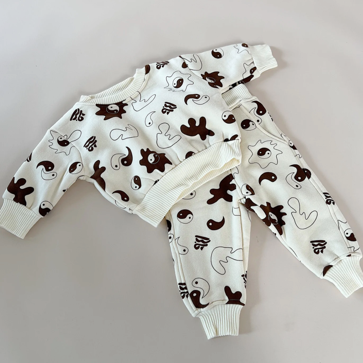 ying yang printed fleece set in brown