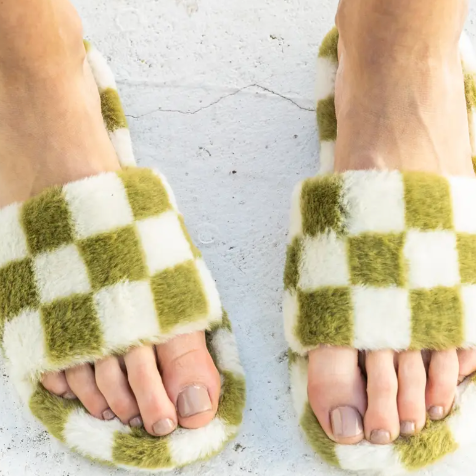 checkered fuzzy slippers in ivory / green