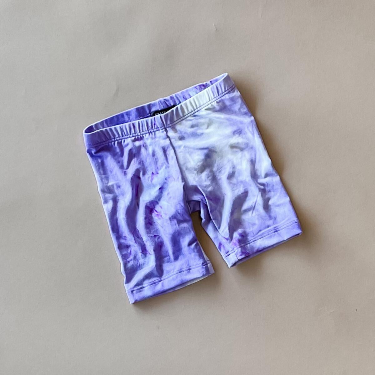 biker short in grape tie dye