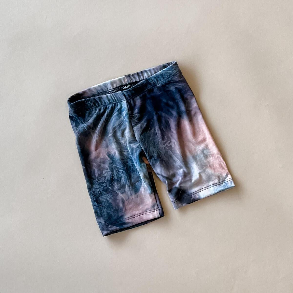 biker short in mauve tie dye