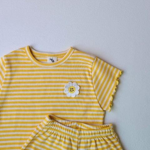 daisy stripe set in yellow